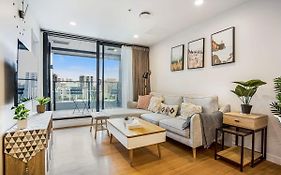 Cosy Two Bedroom Apartment With Balcony Pool And Gym